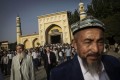 
Uigurische Männer verlassen die Id-Kah-Moschee, eines der ältesten Gebetshäuser in ganz China, nach den Gebeten zum Abschluss des Ramadan. Einen Tag, nachdem diese Aufnahme entstand, wurde hier der Imam Jume Tahir erstochen. Er war das religiöse und politische Oberhaupt der islamischen Gemeinschaft in Xinjiang.
